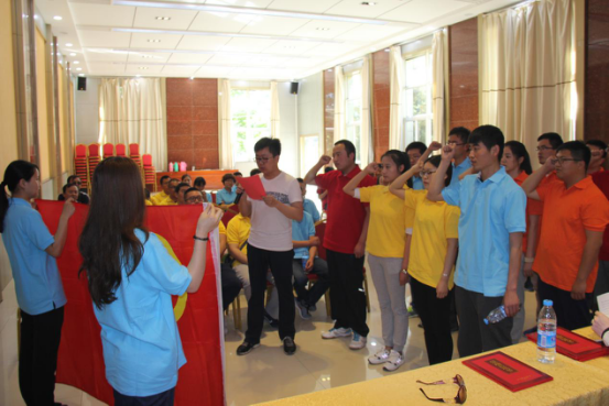 公司團(tuán)委組織團(tuán)員重溫入團(tuán)誓詞暨趣味運(yùn)動活動