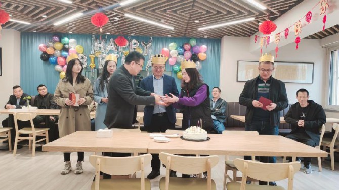 時(shí)光雖忙碌，我們一起成長(zhǎng)