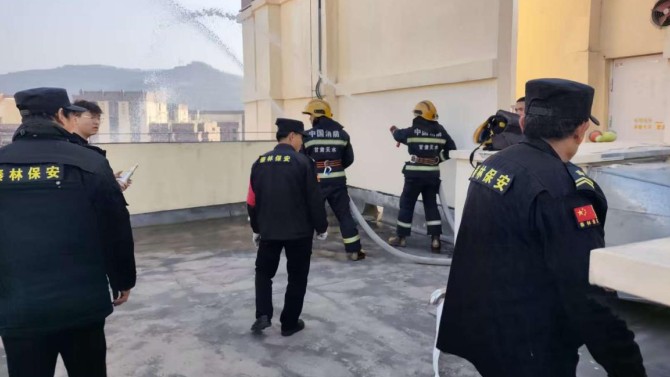 消防安全重于泰山  實(shí)戰(zhàn)演練永不止步 ——天水上河郡小區(qū)聯(lián)合消防部門開(kāi)展高層建筑消防演練暨節(jié)前消防宣傳活動(dòng)